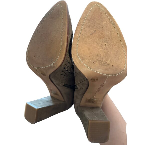 π 2/$30 π Vince Camuto Light Brown Pierced Ankle Boots with Open Side sz 6.5 - Picture 4 of 6